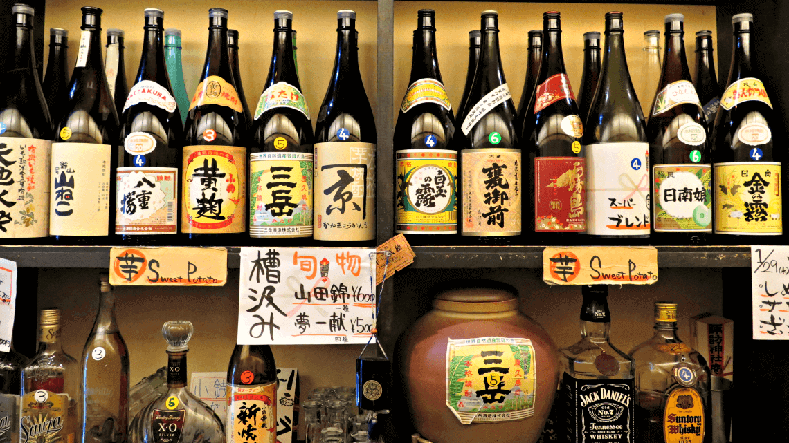 日本九州长崎的一家烧酒吧里陈列的酒