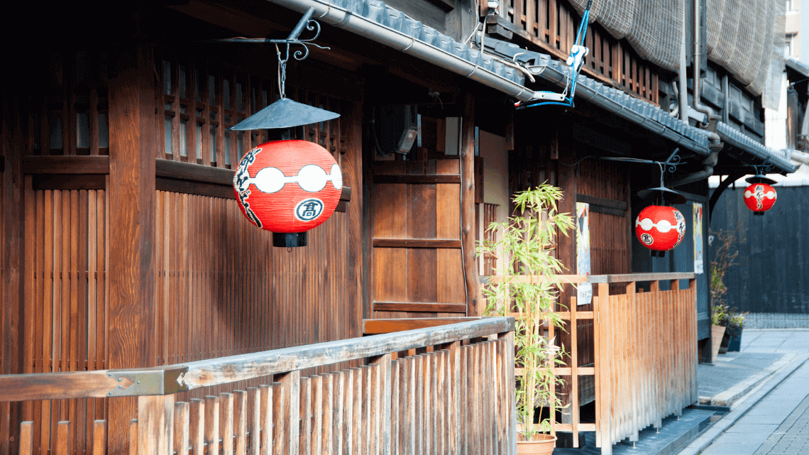 日本京都祇园的艺伎区，灯笼排列在建筑物上