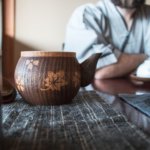 日本一家豪华日式旅馆里的木制茶壶