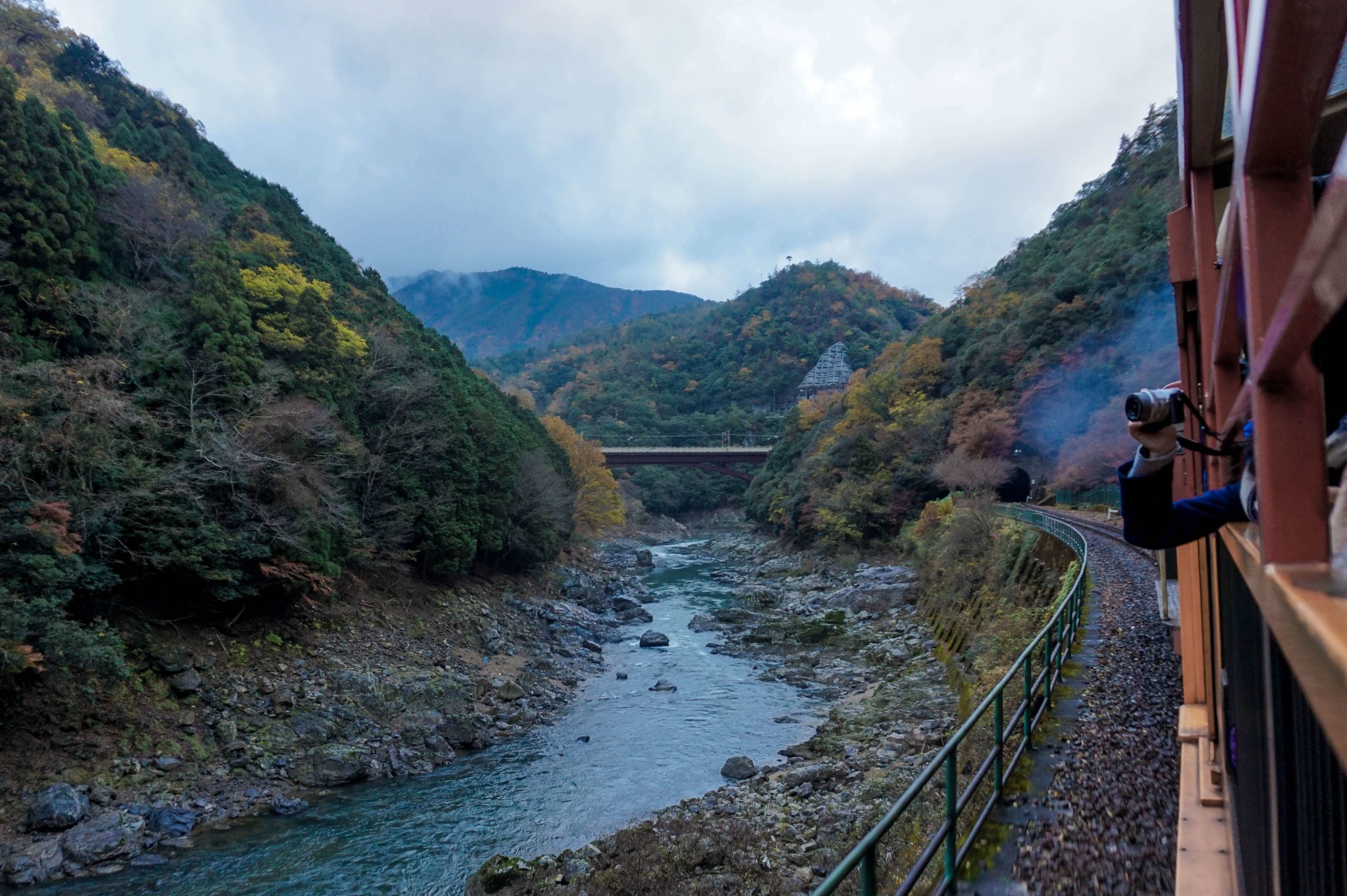 日本京都崎岚山风景区的火车