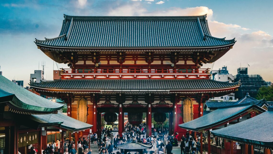 围聚在日本的寺庙