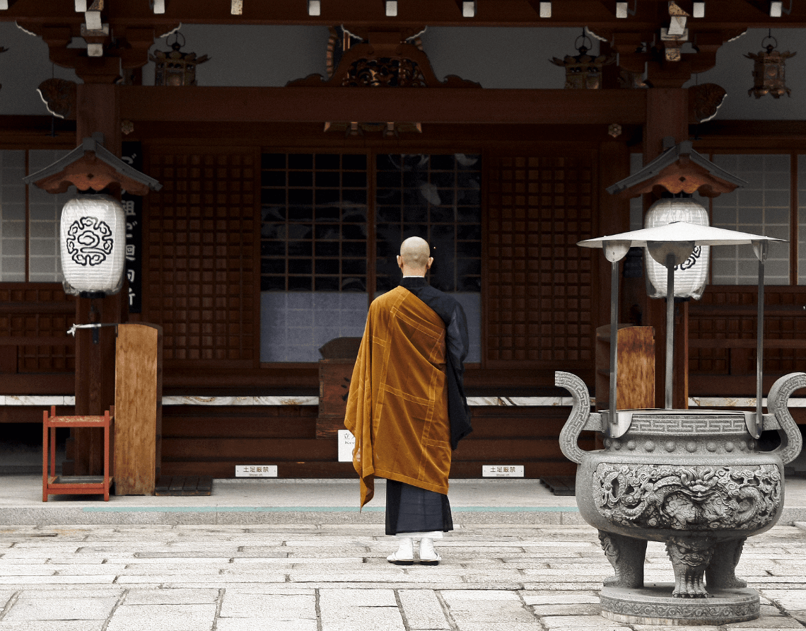 日本京都寺庙前的和尚