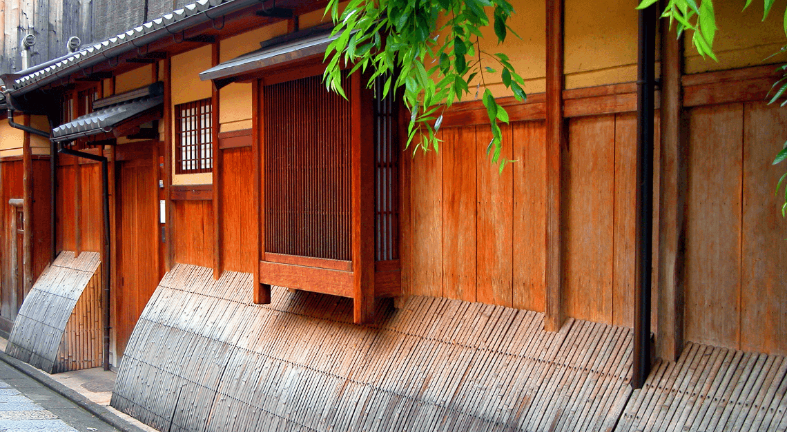 日本京都东山区祗园的传统木制房屋