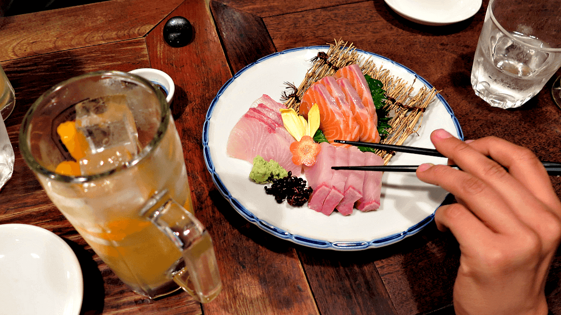 日本京都一家正宗居酒屋的食物和饮料，包括生鱼片