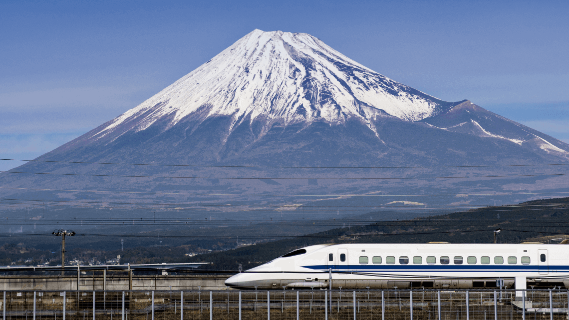 经过日本富士山的新干线