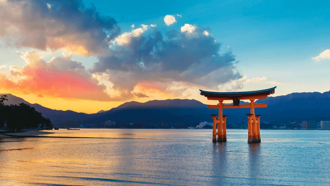 标志性的严岛神社鸟居,联合国教科文组织世界遗产Miyajima岛上,日本