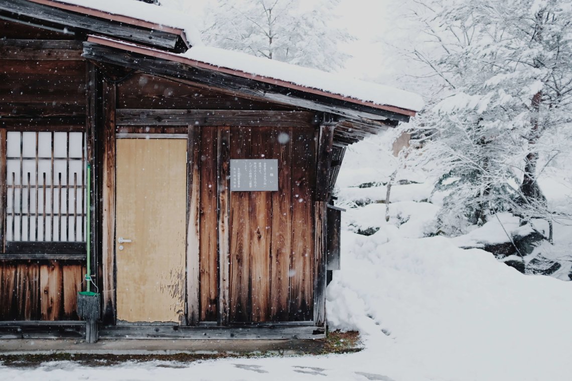 木屋冬天下雪日本