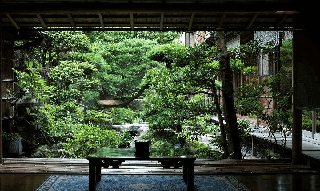 住在日式旅馆，比如金崎温泉的豪华西村Honkan，是我们在日本最值得做的5件事之一