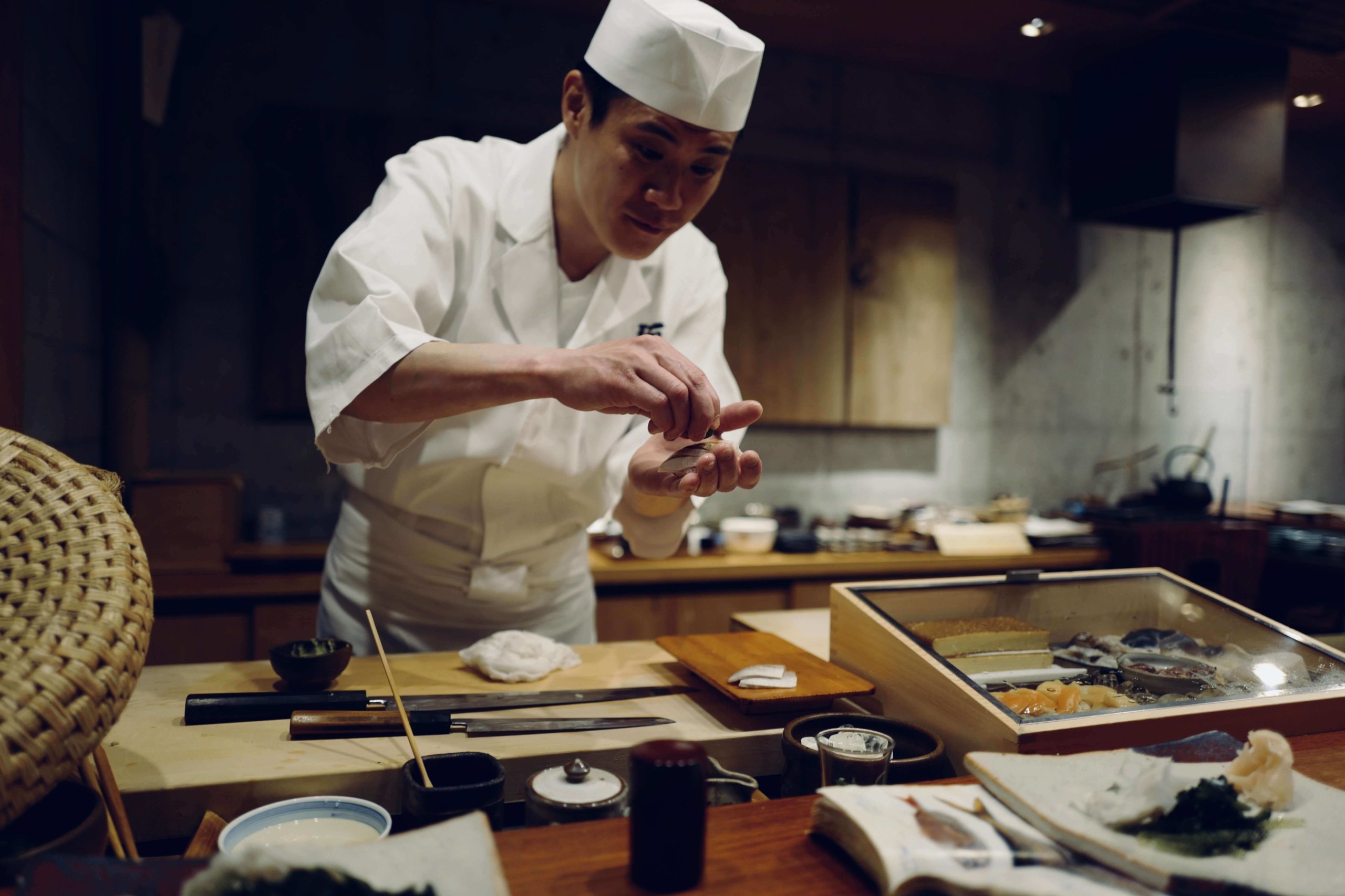 日本厨师准备寿司