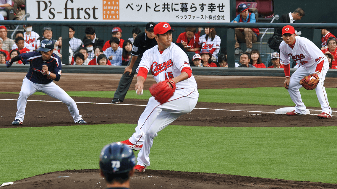 棒球运动员黑田博树在马自达Zoom Zoom体育场投球，广岛，日本