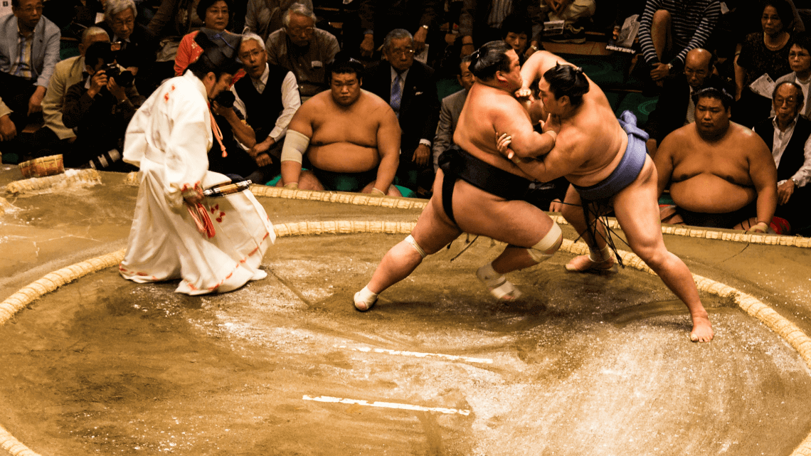 相扑rikishi(相扑手)在东京basho(比赛)，日本