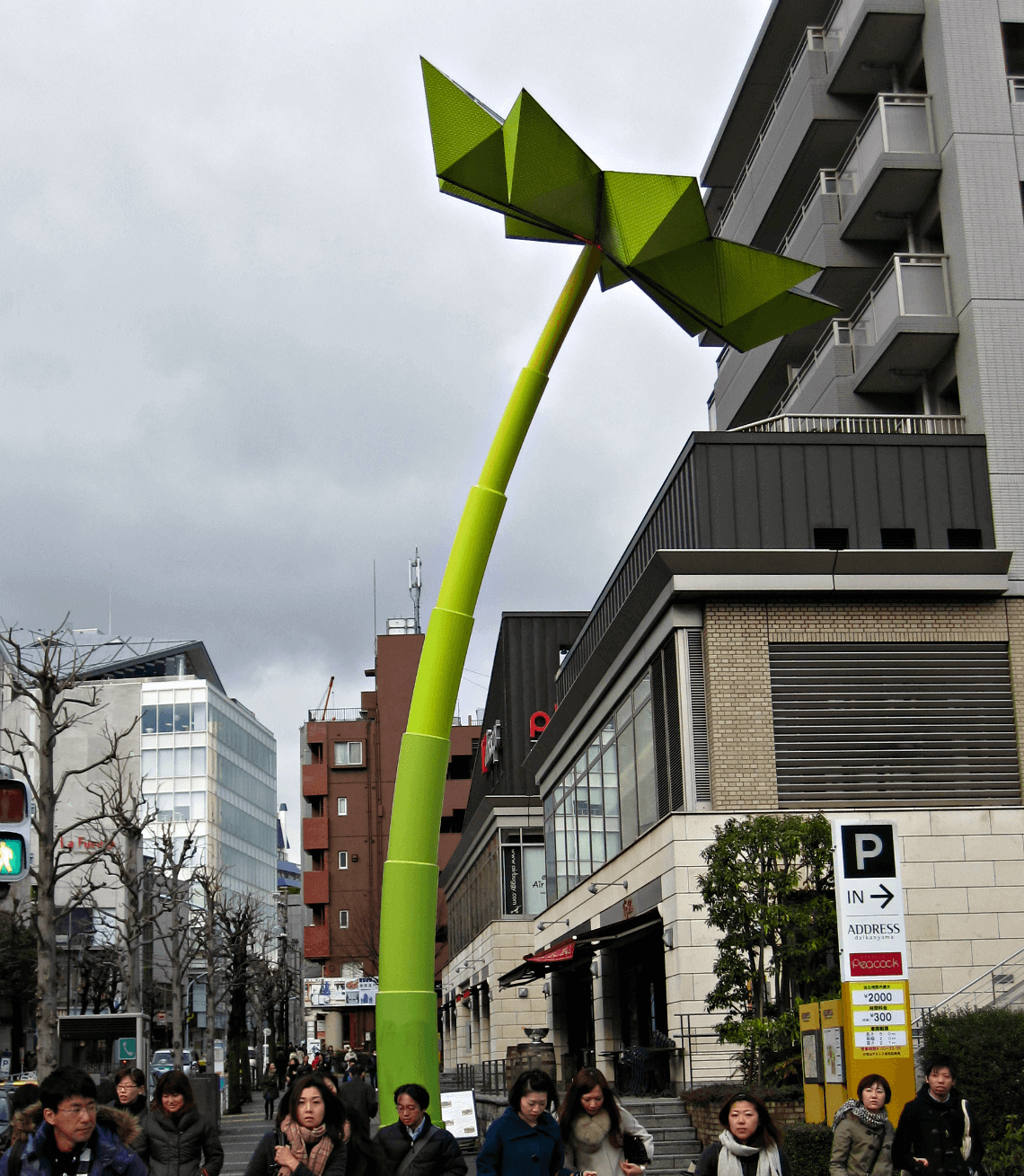 日本东京，代官山的绿花雕塑