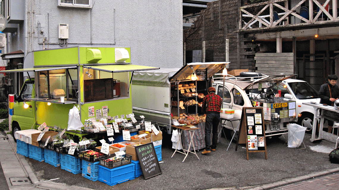 日本东京，中目黑运河边的农贸市场和移动咖啡馆