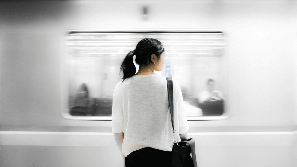 一名女子在日本东京地铁等车