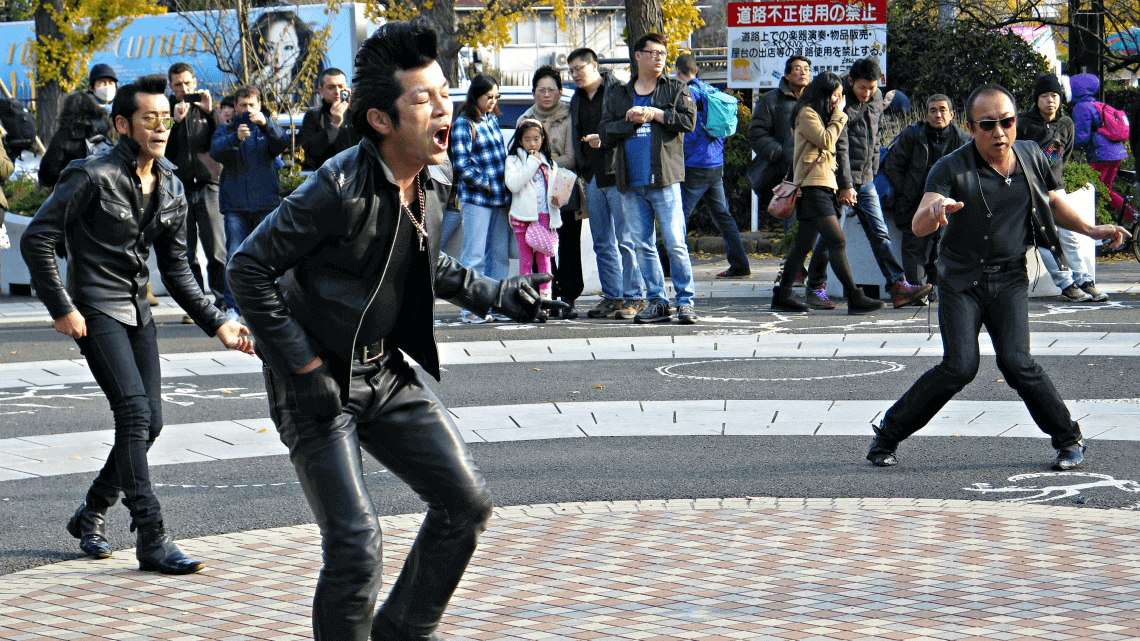 日本东京原宿代代木公园里的摇滚舞者