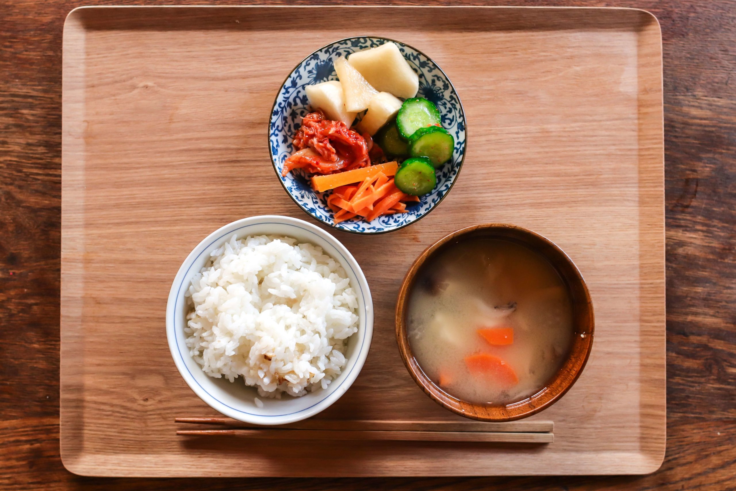 健康的日本食物包括米饭、味增shiru(汤)和蔬菜