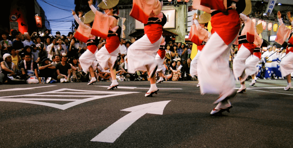 在Awa Odori节日上。参加松月仪式是我们在日本最喜欢做的5件事之一