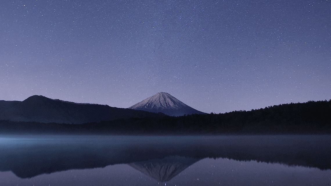富士山被一个繁星满天的夜空