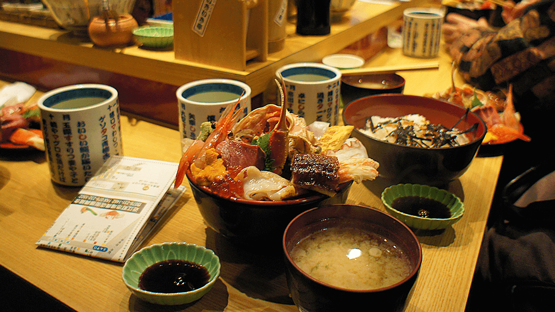 日本金泽市的大町市场上的海鲜饭