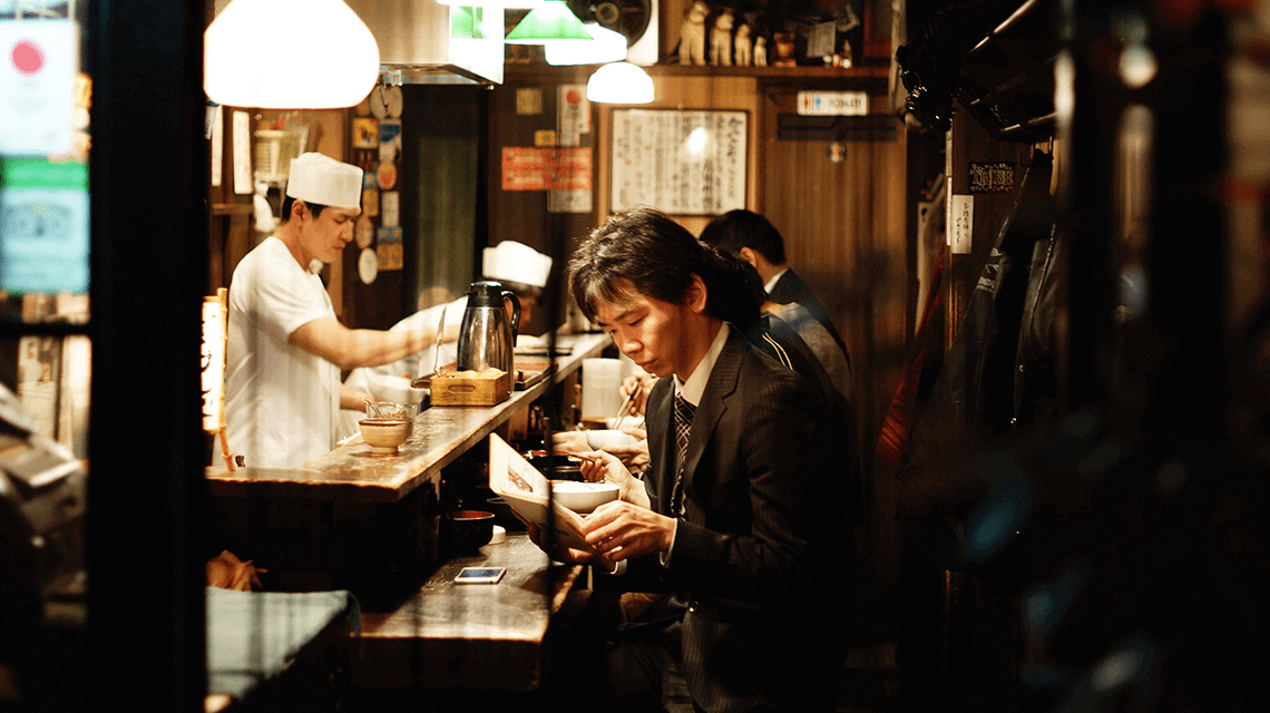 日本东京新宿，一名日本男子在一家小居酒屋浏览菜单