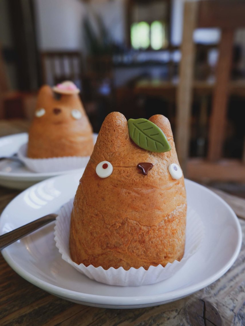 东京下北泽一家咖啡馆里的龙猫奶油泡芙