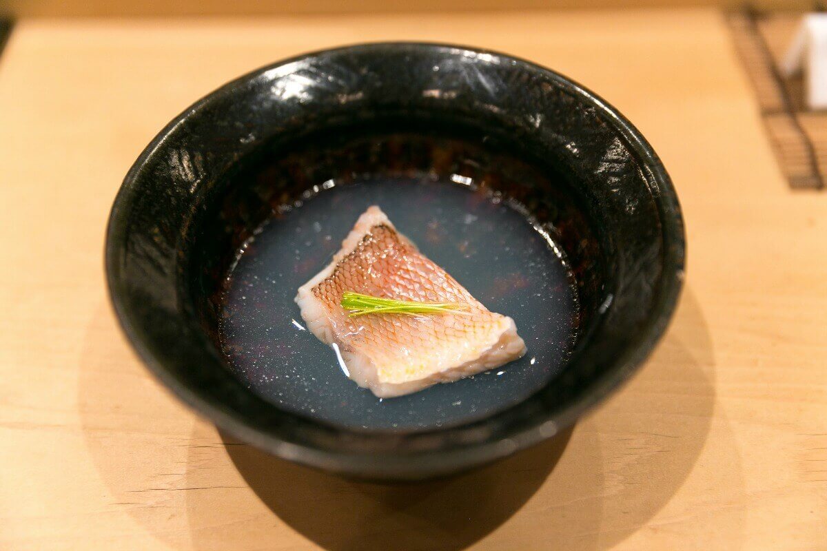 在日本东京的春高，蛤蜊汤里的瓦鱼