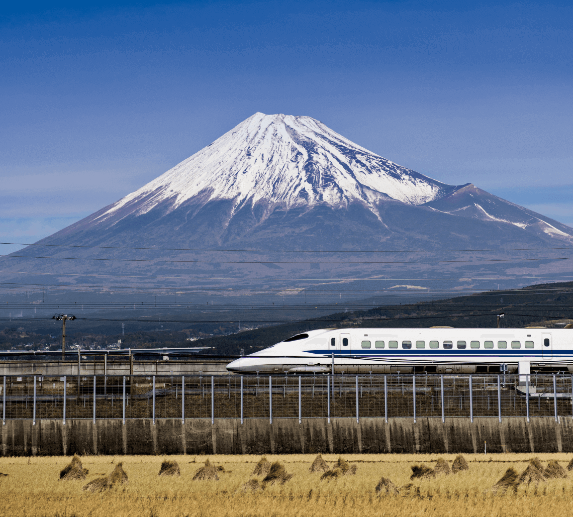 经过日本富士山的子弹头列车