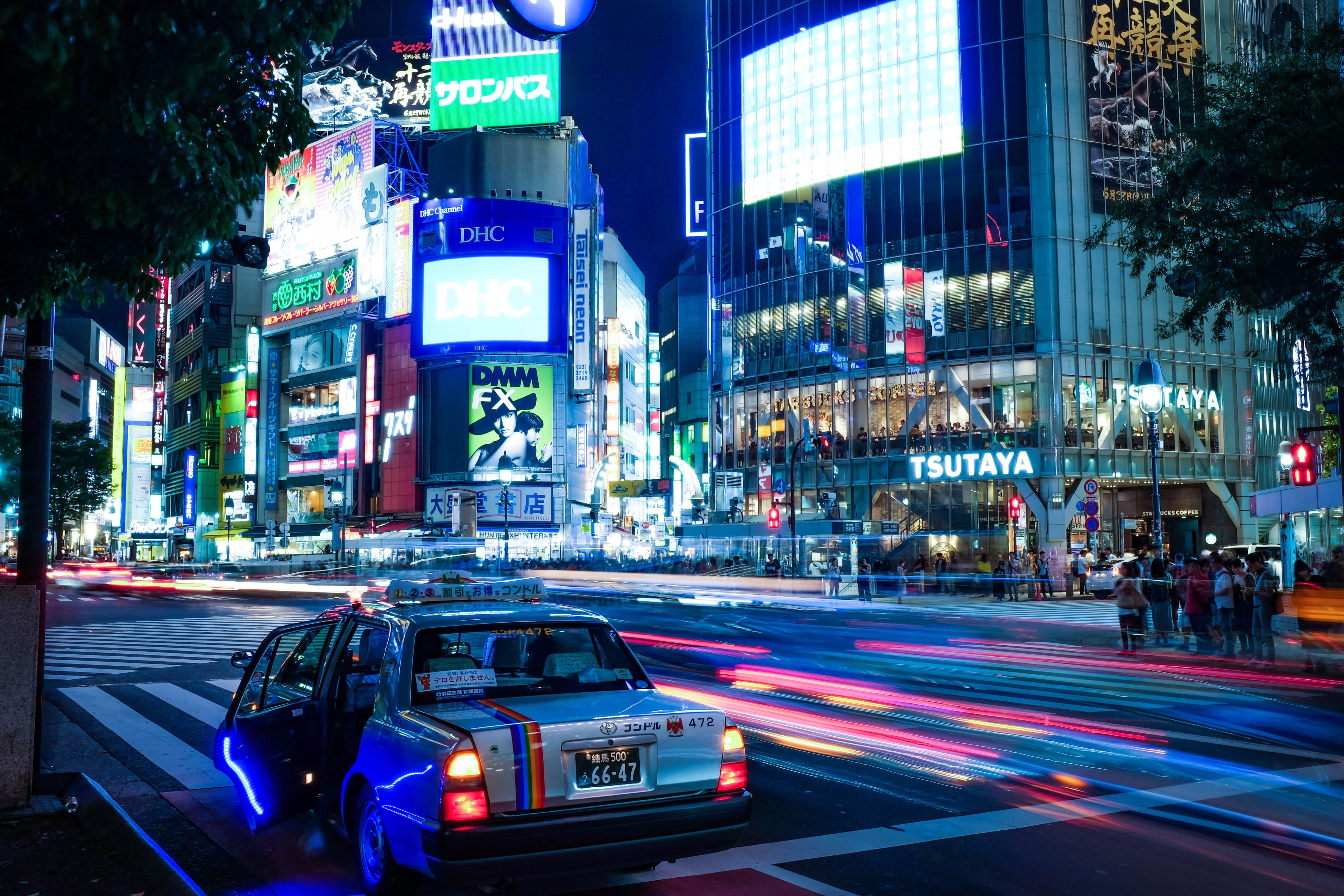 出租车,晚上彩灯在东京,日本