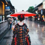日本京都祇园区，艺妓舞妓穿着五颜六色的和服