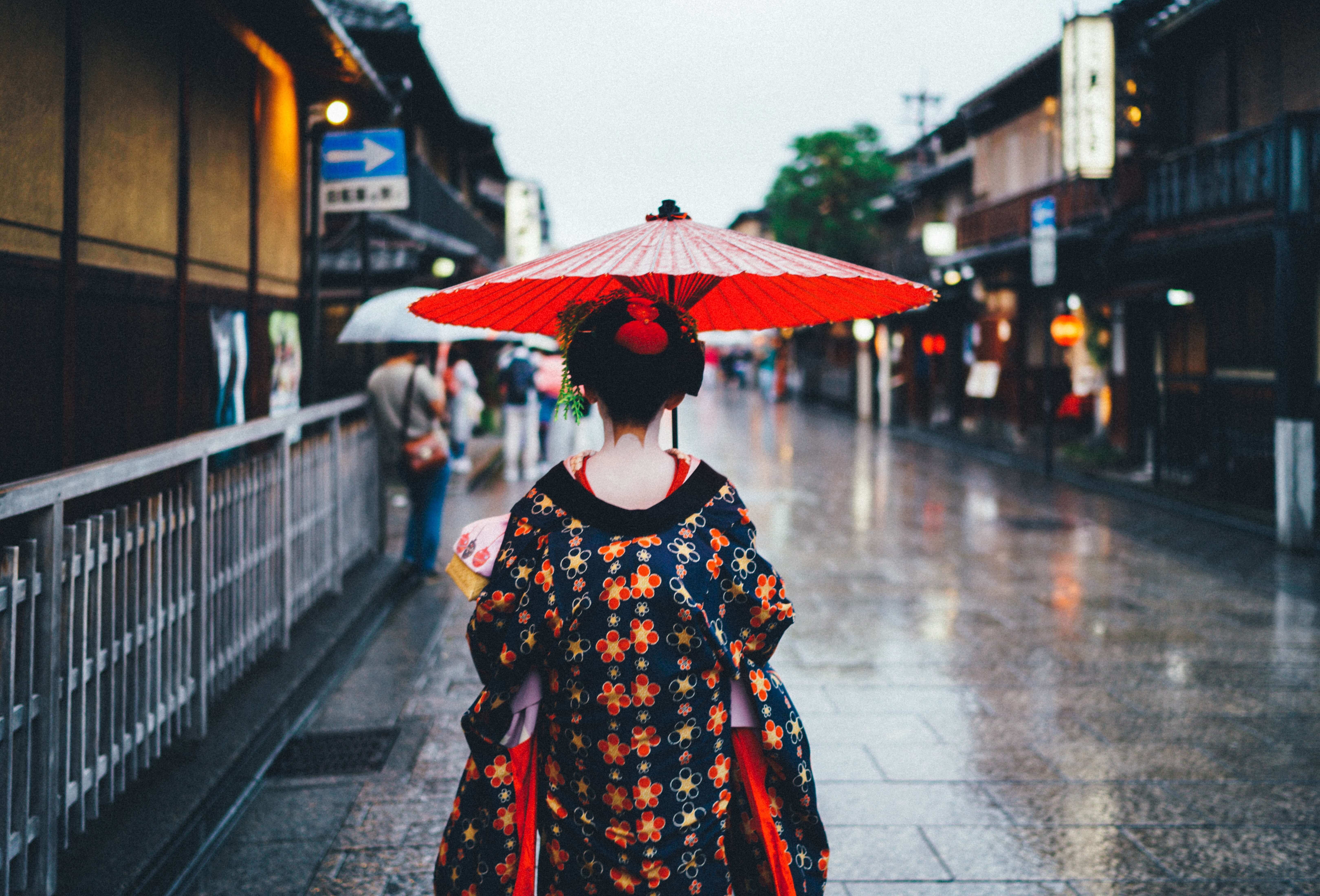 艺妓舞妓在京都祗园地区丰富多彩的和服,日本