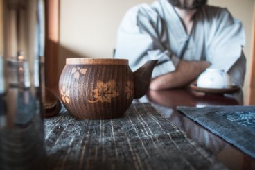 日本一家豪华日式旅馆的木制茶壶