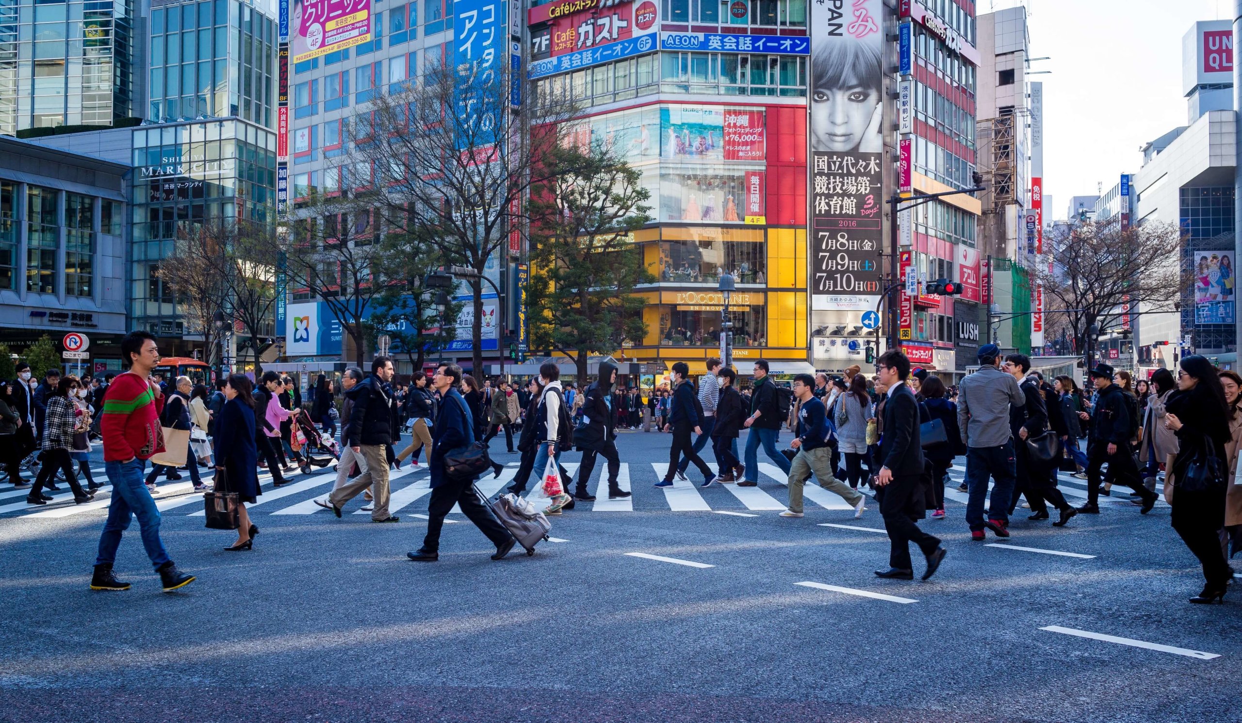 人群穿越日本东京涩谷
