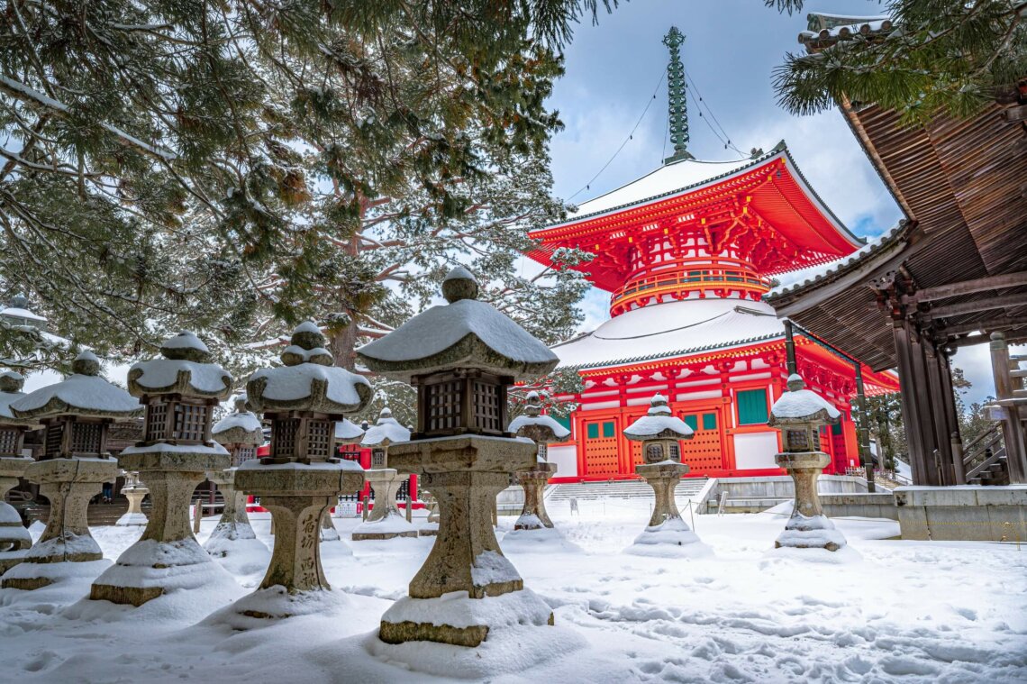 红色和白色的寺庙在日本在冬天