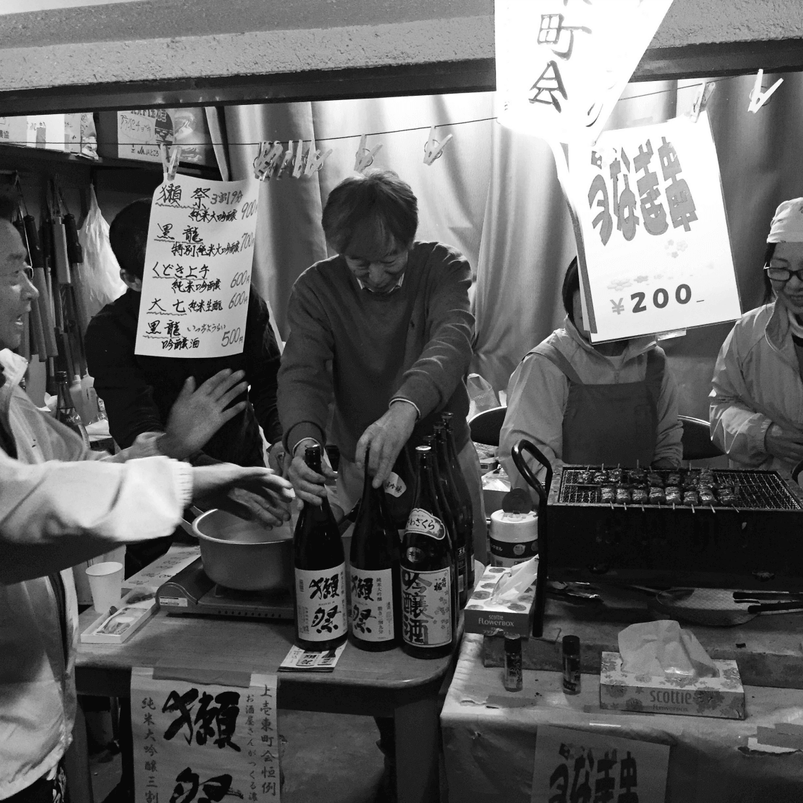 日本东京中目黑，樱花季节卖清酒的小贩