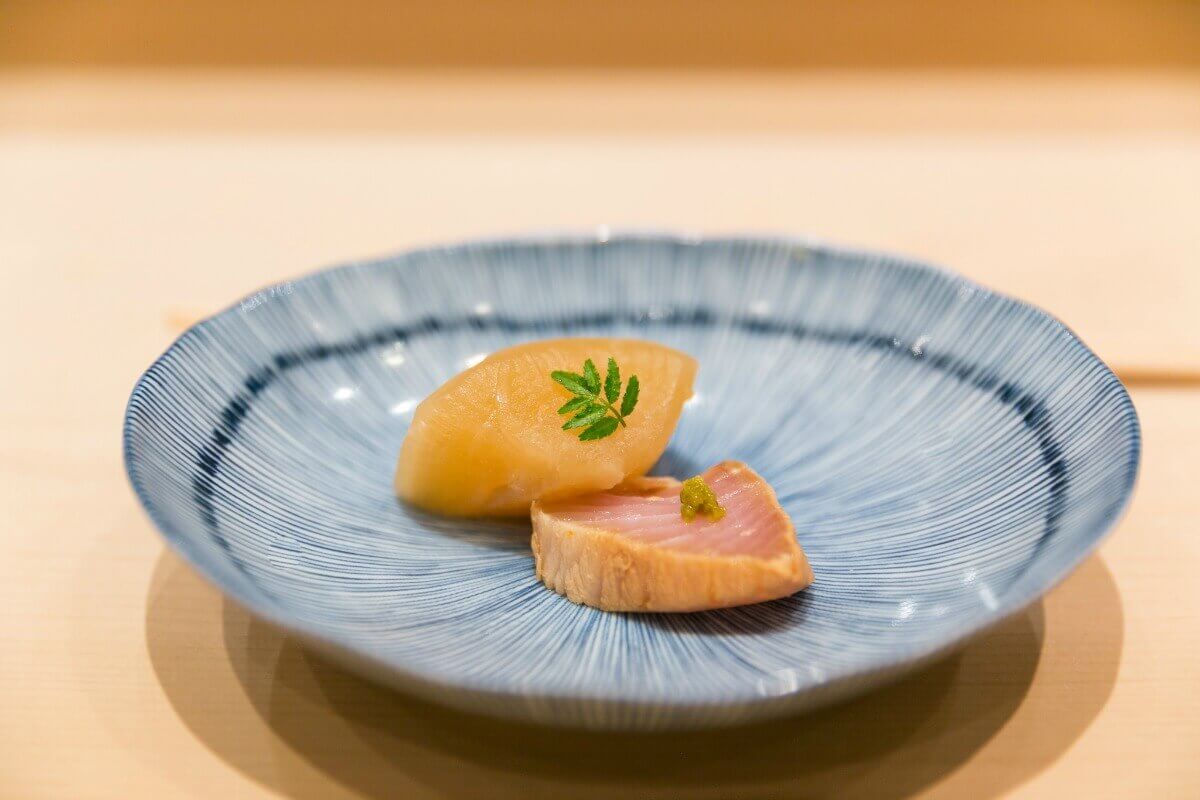 日本东京，日式寿司里的武里和白萝卜