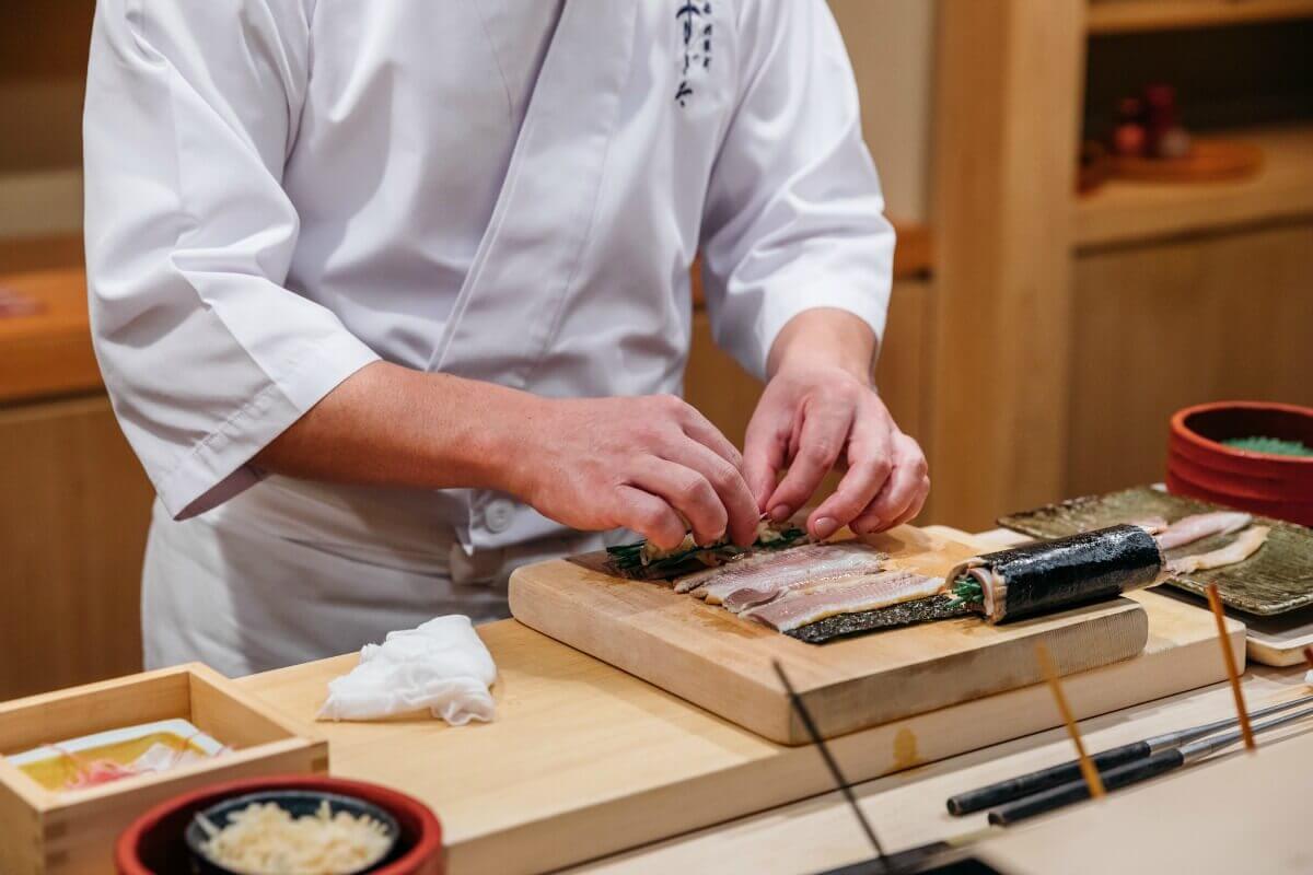 在Sushi Sugita准备寿司